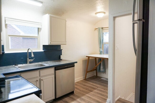 Building Photo - 194 E 4800 S