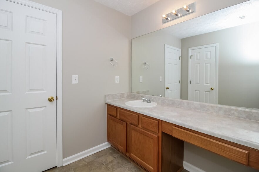 Building Photo - 1200 Catalina Pkwy