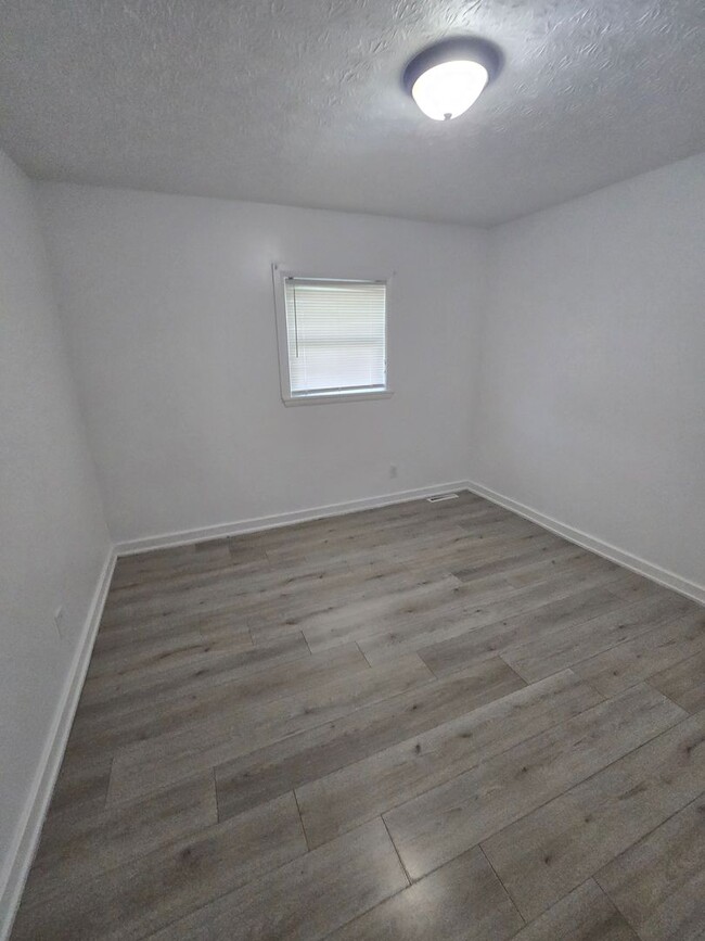 Building Photo - 2 BEDROOM SINGLE FAMILY