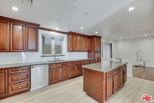 Building Photo - 918 S Wooster St