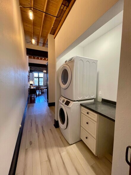 Building Photo - 719 S. Baker St.