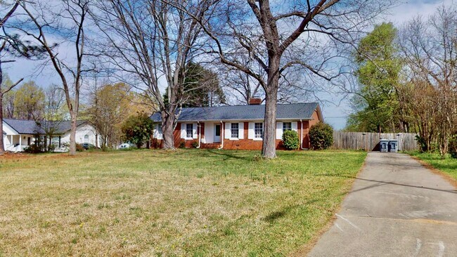 Building Photo - 6821 View Way Dr