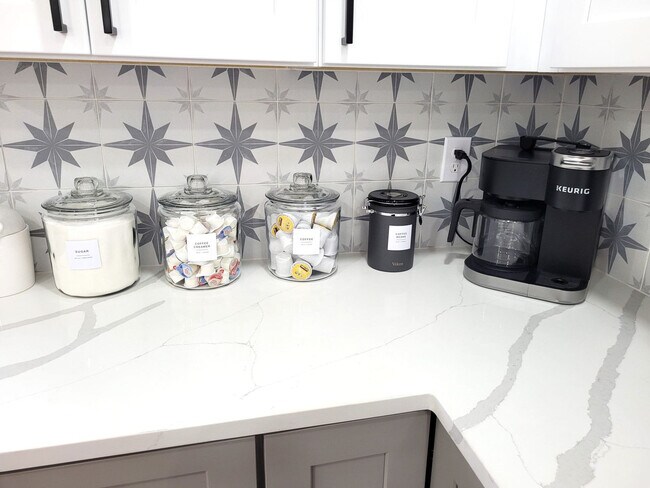 Building Photo - 9211 Highland Pl