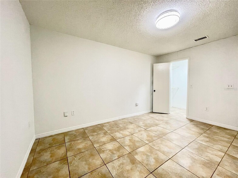 Building Photo - 9816 River Crest Ct