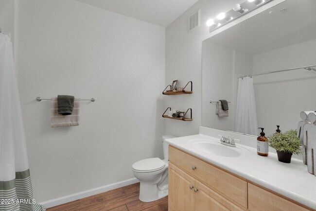 Building Photo - 7401 W Arrowhead Clubhouse Dr