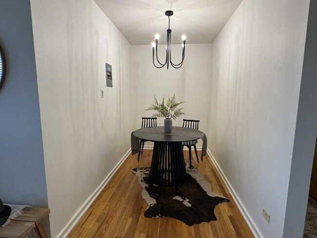 Building Photo - "Charming 1-Bed End Unit Condo on Bellaire...