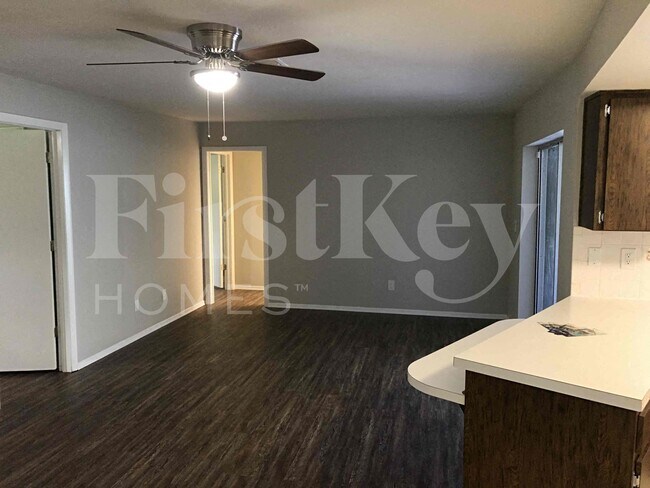 Building Photo - 3922 SE 2nd Ave