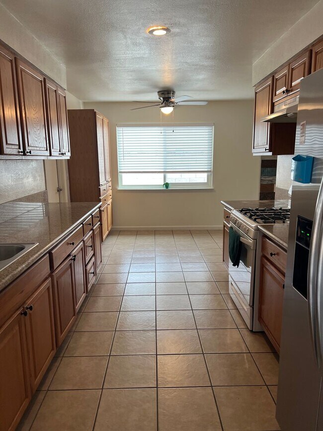 Building Photo - Cute 3 Bedroom Home