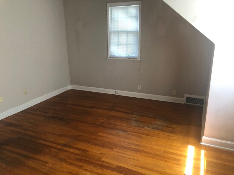 Bedroom 1 - 1210 W Murdock St