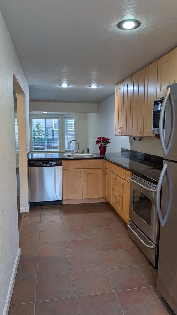 Building Photo - 3 Bedroom Townhome in Shoreline