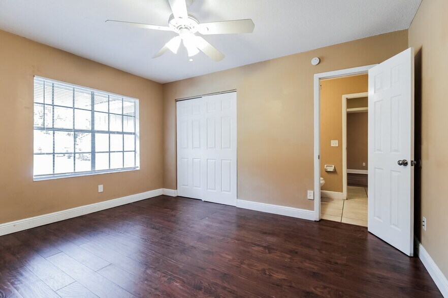 Building Photo - 647 Redwood Dr