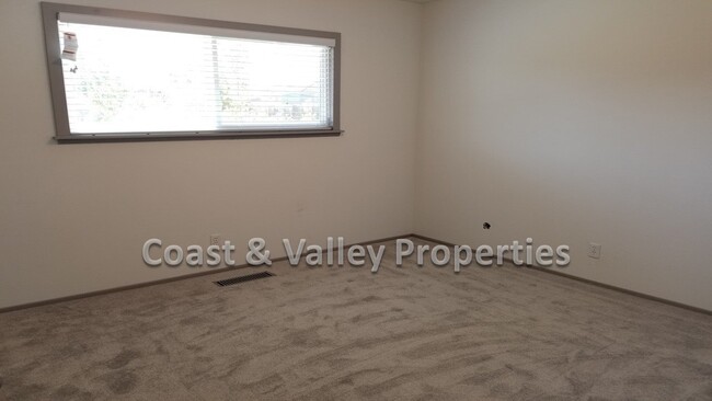 Building Photo - North Salinas Home for RENT!!!