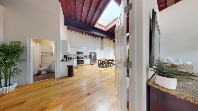 Building Photo - 19 Stanhope St