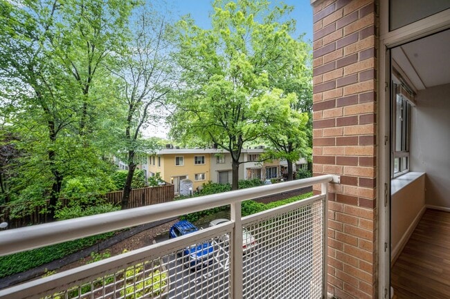Building Photo - Beautifully Renovated 1BR Condo With Balco...