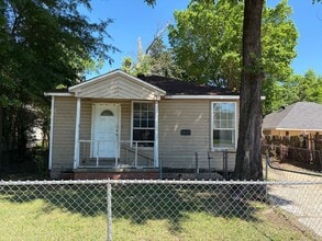 Building Photo - Cute Two Bedroom Home
