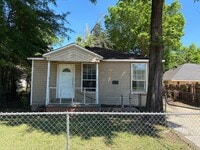 Building Photo - Cute Two Bedroom Home