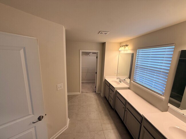 Building Photo - Like New home in Monroe