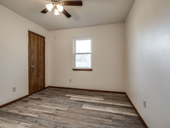 Building Photo - Move in discount / $800 first month rent