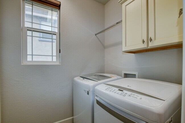 Building Photo - Well Appointed Home for Rent in Astoria!