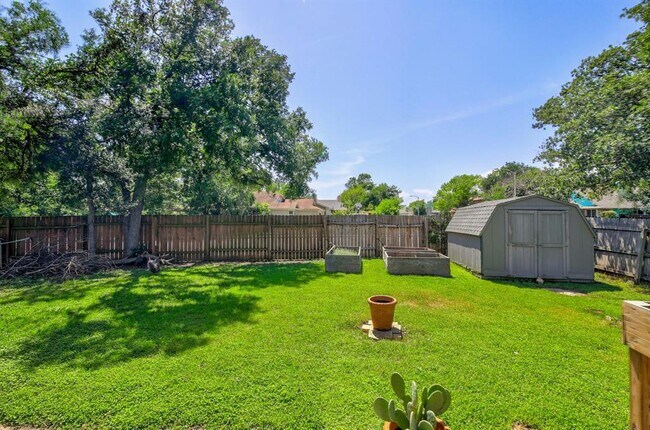 Building Photo - 709 Sapling Cove