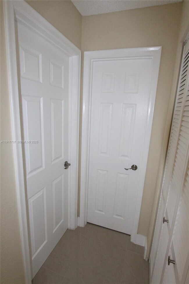 Building Photo - 2720 S Oakland Forest Dr