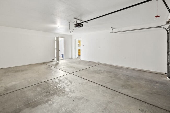 Building Photo - Tri-Plex for Rent