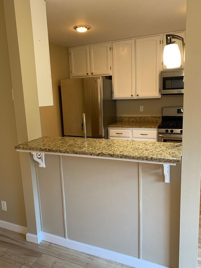 Building Photo - Two-bedroom Tri-Level Condo