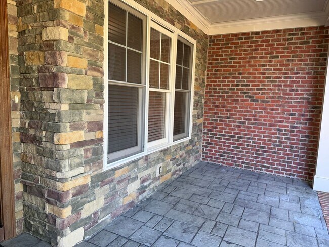 Building Photo - Luxury Living: 4 Bedroom home in Chapel Hill w/ spacious interior | 2 Year Lease Term