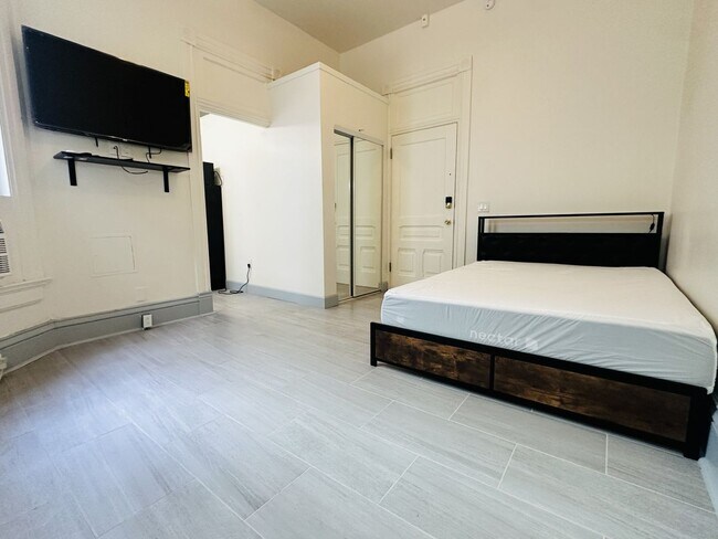 Building Photo - Remodeled Studio for Rent - Gaslamp Quarter