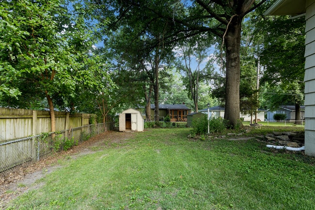 Building Photo - 518 NW Frances Dr