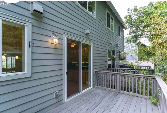 Building Photo - 9229 SW Sweek Dr
