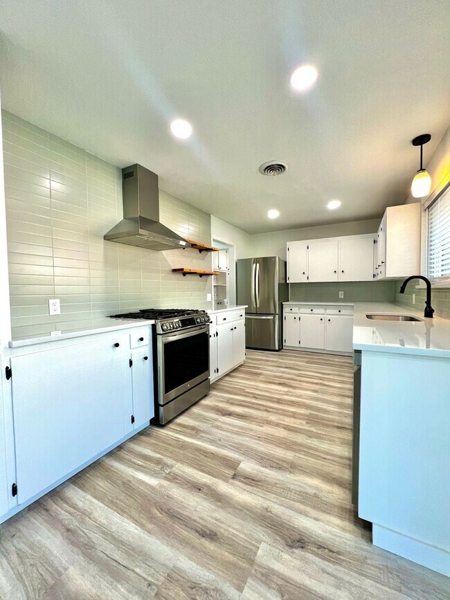 Building Photo - Beautifully Updated 3/2