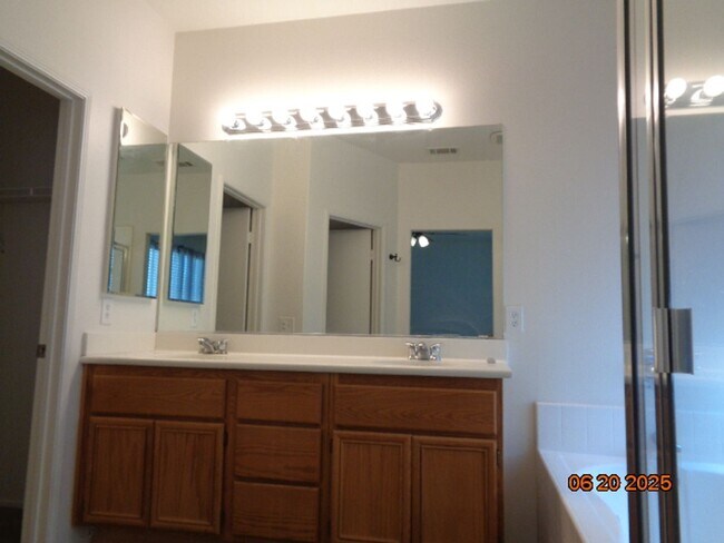 Building Photo - Spacious One Story in West Palmdale with 1...