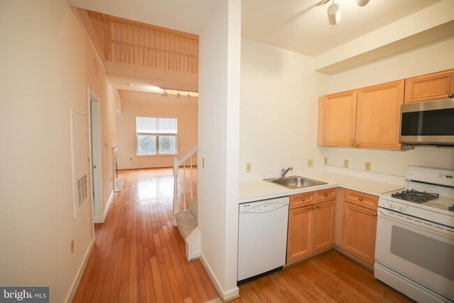 Building Photo - 1625 International Dr