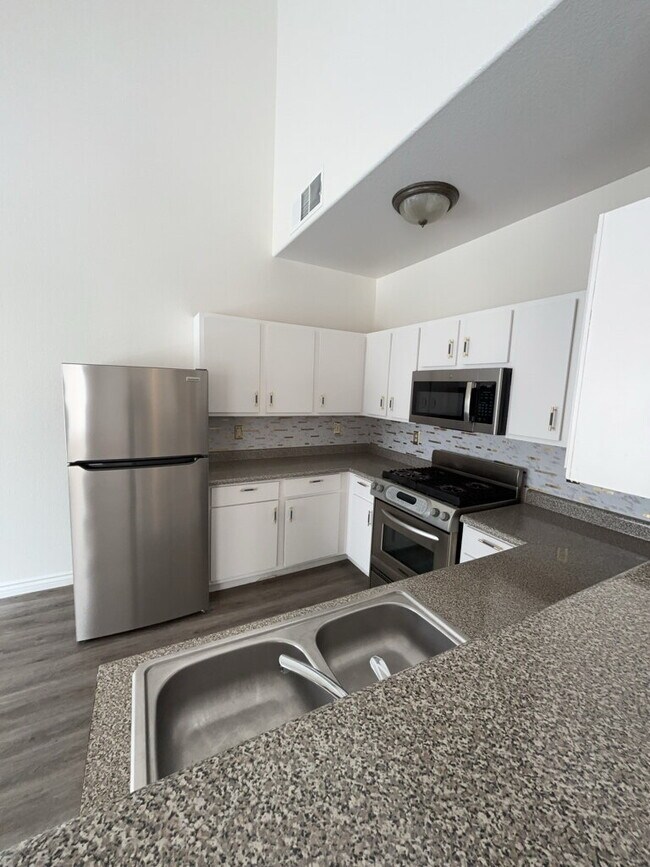 Building Photo - Spacious 3-Bed / 2.5 Bath Oasis: Modern Living in the Heart of Las Vegas!