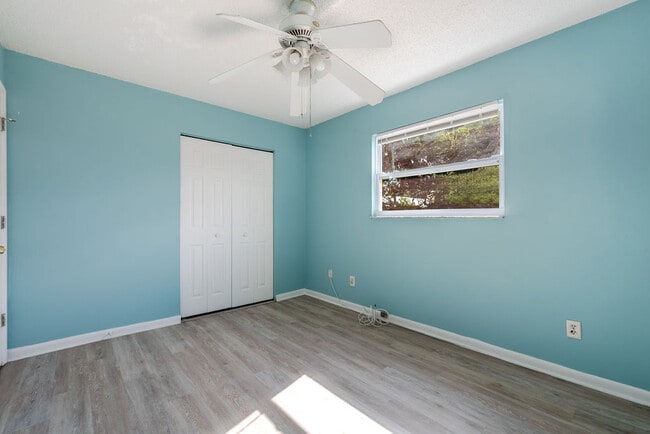 Building Photo - 2658 SE Amherst St