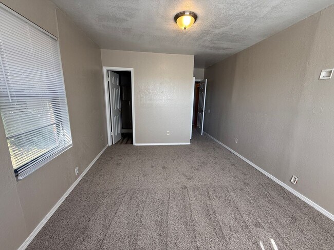 Building Photo - Huge 4 Bedroom in West Tulsa