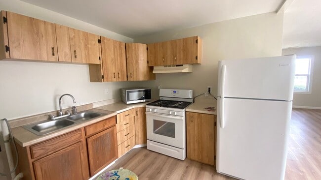 Building Photo - Beautiful 3 Bedroom Home Available after J...