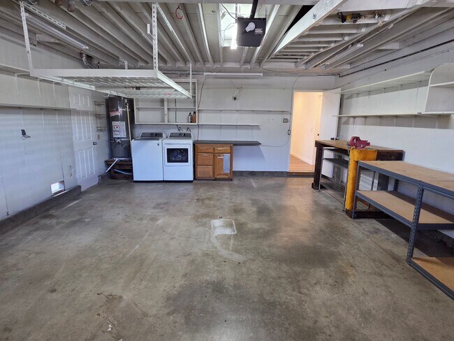 Building Photo - E. Ventura 4+2.5 Single Family Home w/ man...