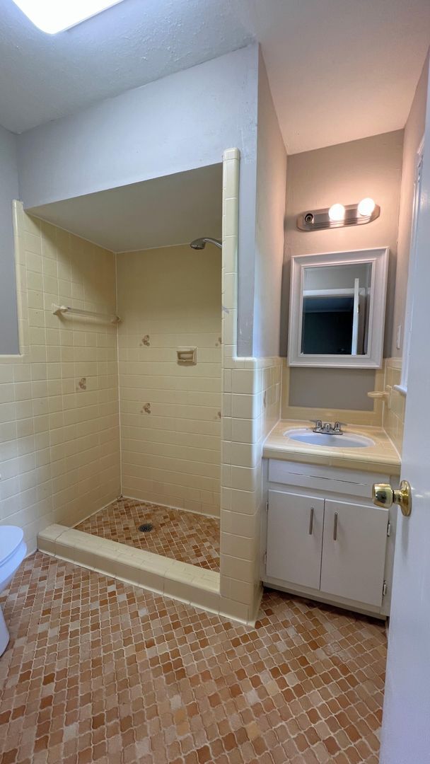 Building Photo - Hello Gorgeous !! 3- bedroom just waiting ...