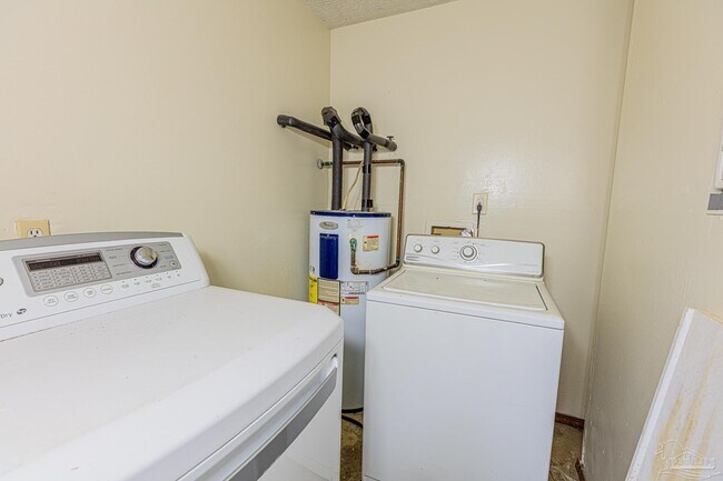 Building Photo - 6242 Ridgegate Cir