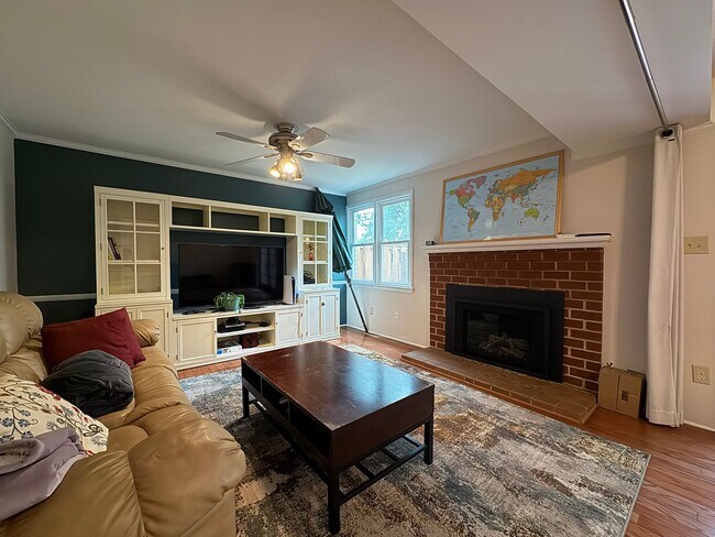 Building Photo - Refreshing 4 Bed 2/2 Bath End Unit Townhom...