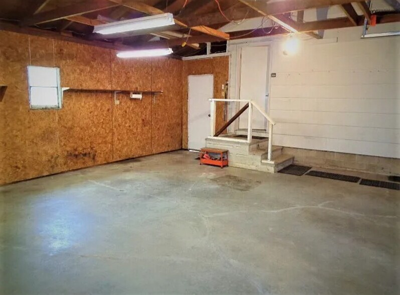 2 car garage - 312 N Main St