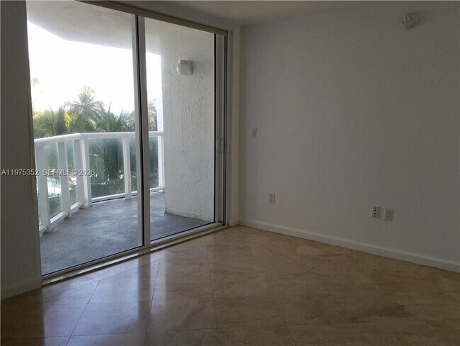 Building Photo - 2457 Collins Ave