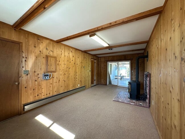 Building Photo - 2 bedroom - Retro Charmer in the Heart of ...