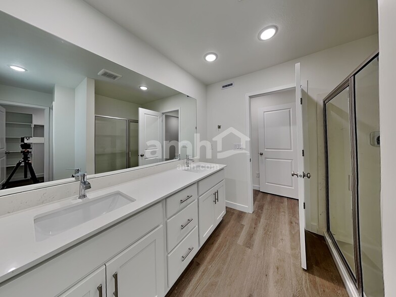 Building Photo - 1322 W Mahogany St