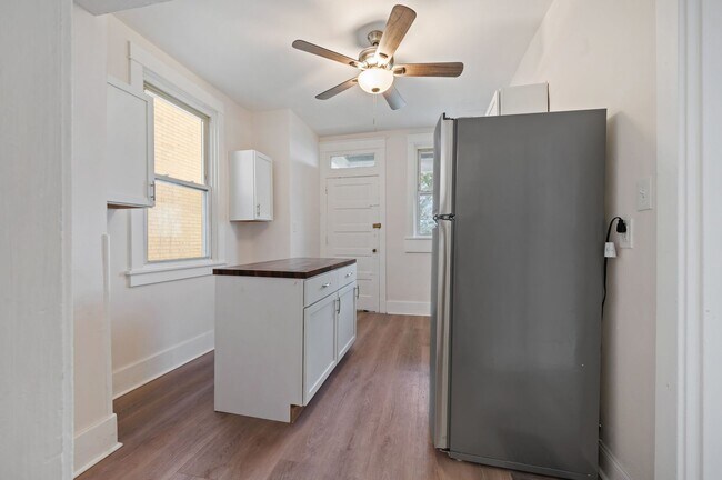 Building Photo - Newly Renovated 3 Bed, 1 Bath Home - Conveniently Located, Central AC & Heat - Available NOW in B...