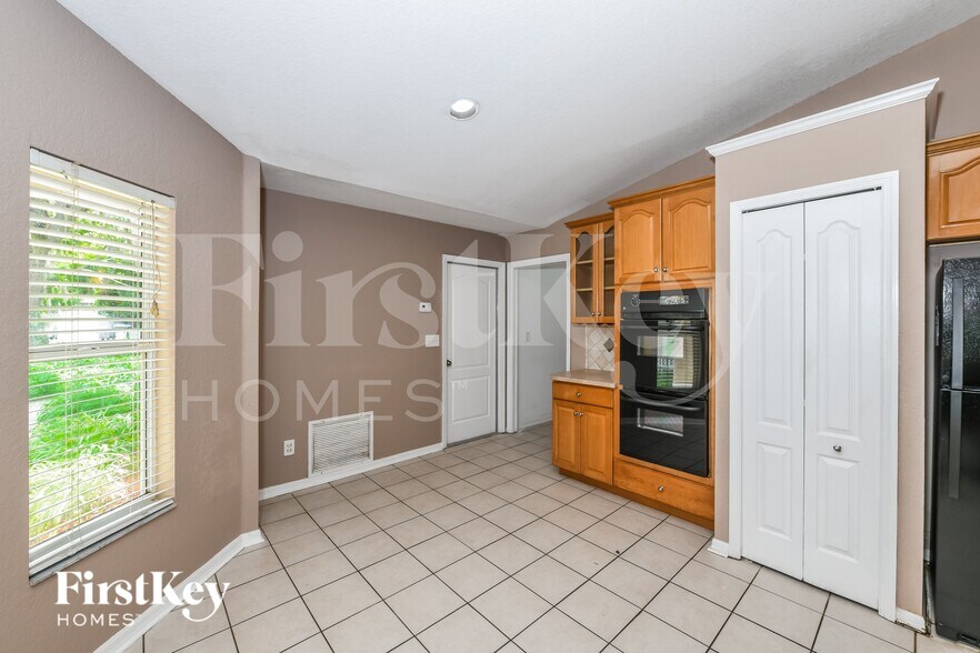 Building Photo - 325 Crabtree Ave