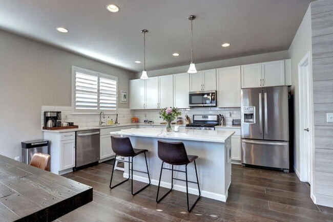 Building Photo - Evolve Real Estate: AVAILABLE 8/1/25! Stun...