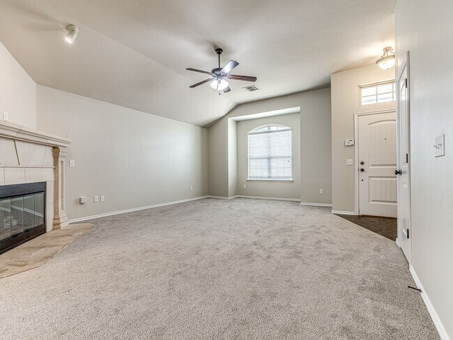 Building Photo - FREE AUGUST RENT + 3 Bedroom home in Deer ...